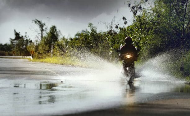 Satpam yang Suka Naik Motor, Inilah Tips Aman Berkendara di Musim Hujan