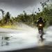 Satpam yang Suka Naik Motor, Inilah Tips Aman Berkendara di Musim Hujan