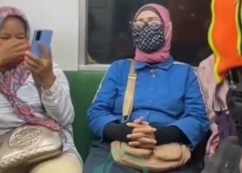 Ditegur Satpam Agar Tidak Bicara dan Teleponan di KRL, Emak-emak Nyolot
