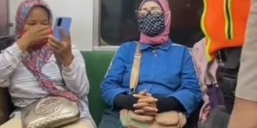 Ditegur Satpam Agar Tidak Bicara dan Teleponan di KRL, Emak-emak Nyolot