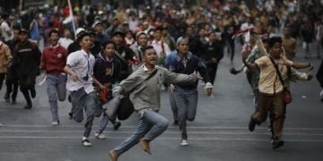 Satpam Tolong Siswa Korban Luka Bacok Akibat Tawuran antar Siswa
