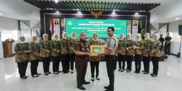 Kejari Pekanbaru Berikan Paket Bantuan ke Satpam