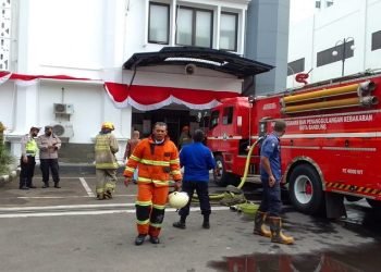 Padamkan Gedung DPRD Jabar yang Terbakar, Tiga Satpam Alami Sesak Napas