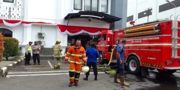 Padamkan Gedung DPRD Jabar yang Terbakar, Tiga Satpam Alami Sesak Napas