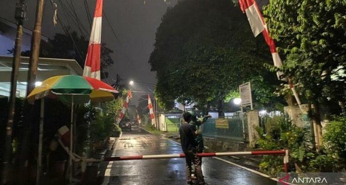 Satpam Jaga Ketat Gerbang Masuk Rumah Irjen Ferdy Sambo