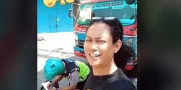 Satpam Tilang Pengendara yang Parkir Sembarangan di Area Pabrik