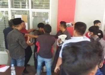Mahasiswa Unhas Kecam Satpam Kampus Saat Menghalangi Unjuk Rasa