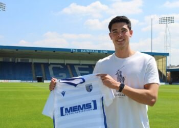 Elkan Baggott Dibantu Satpam saat Menyeberang Jalan