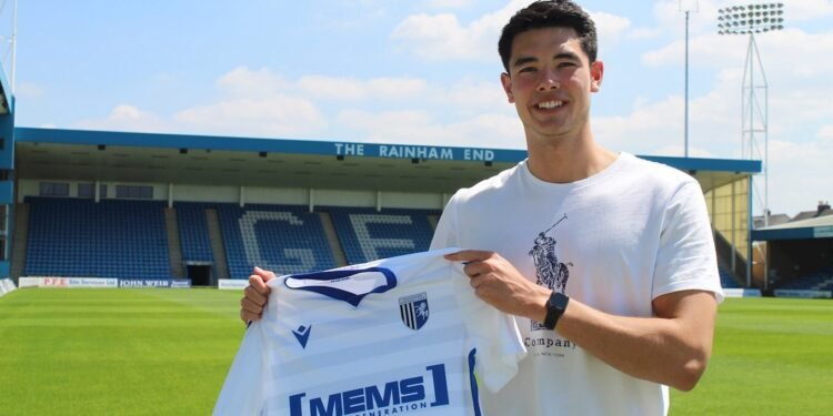 Elkan Baggott Dibantu Satpam saat Menyeberang Jalan