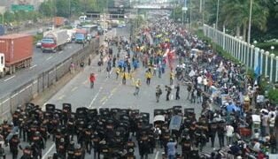 Usai Mahasiswa Demonstrasi Tolak Kenaikkan BBM, Satpam Bersihkan Jalan
