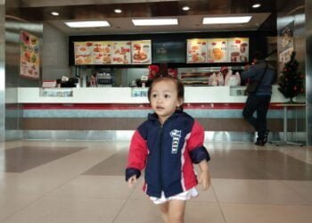 Tips Aman Ajak Anak Balita ke Restoran Makan
