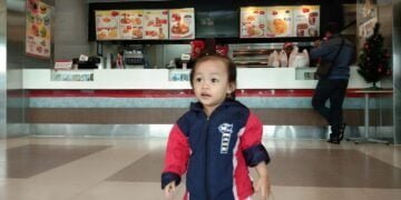 Tips Aman Ajak Anak Balita ke Restoran Makan