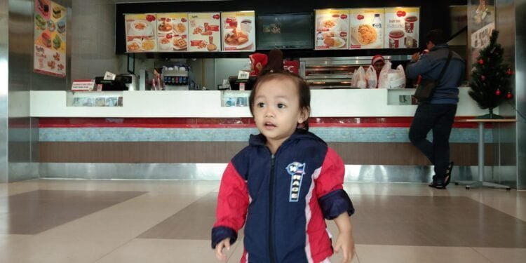 Tips Aman Ajak Anak Balita ke Restoran Makan