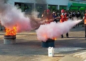 Satpam RSUD Karanganyar Latihan Damkar dengan Menggunakan APAR