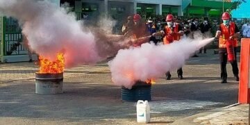 Satpam RSUD Karanganyar Latihan Damkar dengan Menggunakan APAR