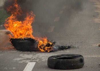 Satpam Halau Pendemo yang Hendak Bakar Ban di Jalan