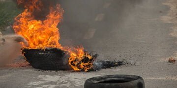 Satpam Halau Pendemo yang Hendak Bakar Ban di Jalan