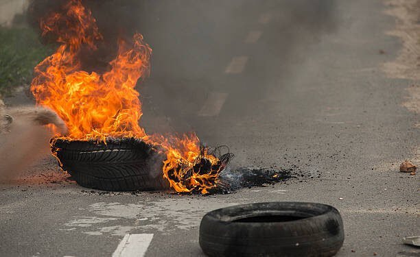 Satpam Halau Pendemo yang Hendak Bakar Ban di Jalan