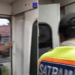 Viral, Satpam Larang Penumpang “Mencari Angin” di Pintu Kereta saat Berjalan