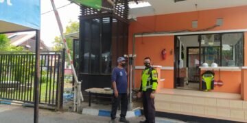 Jalin Kedekatan, Polsek Buduran Sambangi Satpam Perumahan   