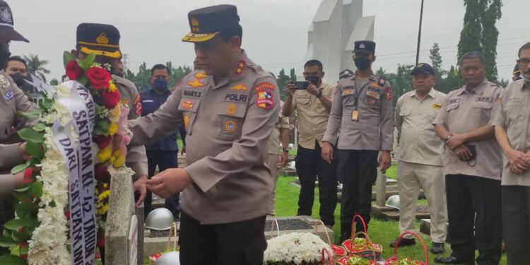 Kenang Bapak Satpam Indonesia, Polri dan Satpam Doa dan Tabur Bunga di TMP