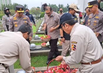 DPP APSI Hadiri Tabur Bunga Peringati HUT Satpam Ke-42 di TMP yang Dipimpin Kakorbinmas Baharkam Polri