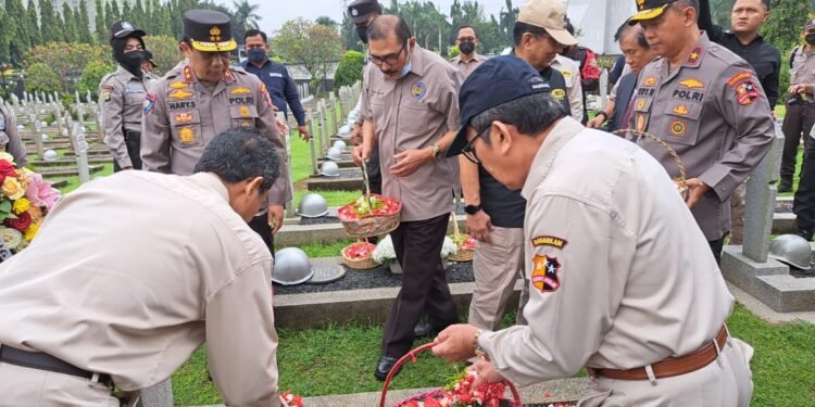 DPP APSI Hadiri Tabur Bunga Peringati HUT Satpam Ke-42 di TMP yang Dipimpin Kakorbinmas Baharkam Polri