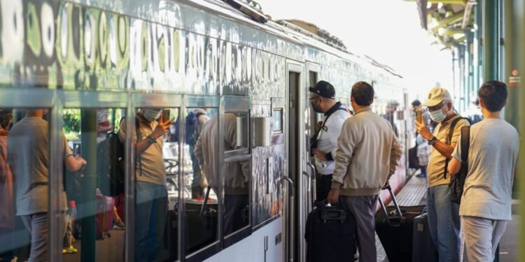 Tolong Seorang Ibu yang Sakit, Satpam KRL Diangkat Jadi Pegawai Organik