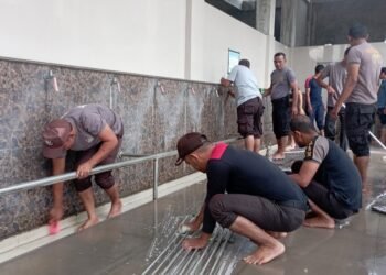 HUT ke-42, Satpam dan Polri di Bireuen Bersih-bersih Masjid