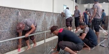 HUT ke-42, Satpam dan Polri di Bireuen Bersih-bersih Masjid
