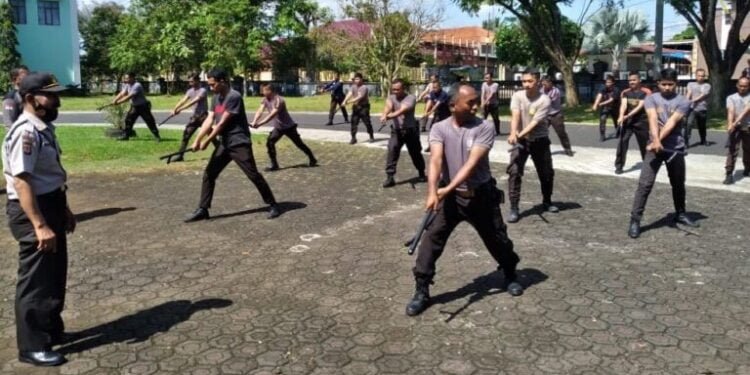 Polres Ciamis Gelar Latihan Senam Tongkat untuk Satpam
