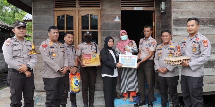 Balita Stunting Terima Bansos dari Satpam dan Polres Meranti