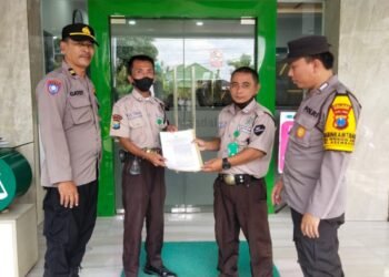 Polsek Asembagus Sosialisi Seragam Dinas Satpam yang Baru