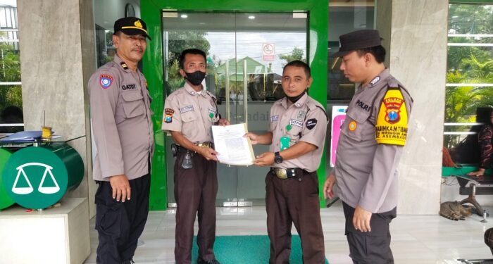 Polsek Asembagus Sosialisi Seragam Dinas Satpam yang Baru