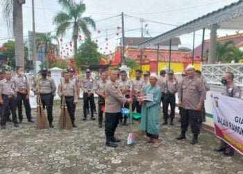 Polres Bangka Barat dan Satpam Berikan Bansos ke Ponspes, Masjid dan Kelenteng