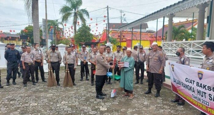Polres Bangka Barat dan Satpam Berikan Bansos ke Ponspes, Masjid dan Kelenteng