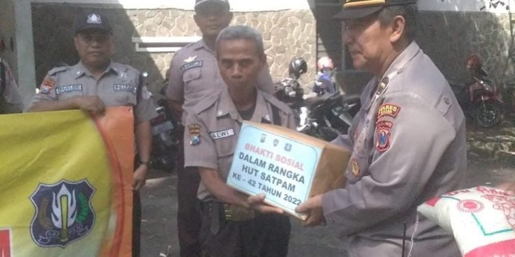 HUT ke-42 Satpam, Satpam dan Polres Jember Bagi-bagi Sembako