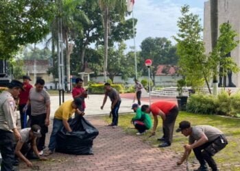Satpam dan Satbinmas Polres Tulungagug Bersih-bersih Taman Makam Pahlawan