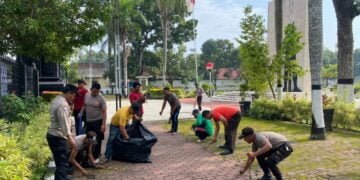 Satpam dan Satbinmas Polres Tulungagug Bersih-bersih Taman Makam Pahlawan