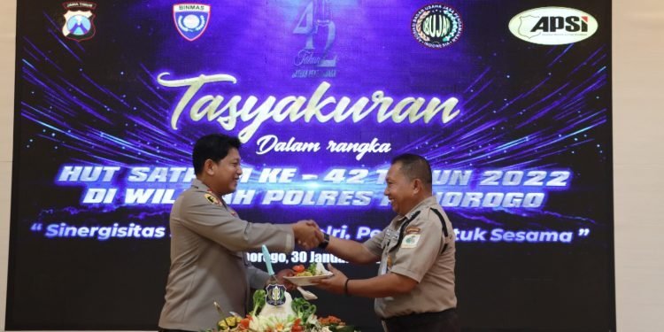 HUT ke-42 Satpam, Polres Ponorogo Gelar Tasyukuran dan Potong Tumpeng