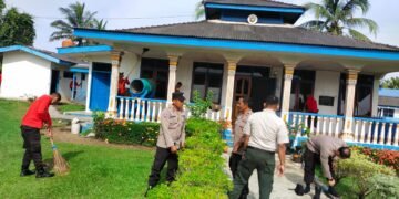 Satpam dan Polres Mukomuko Gelar Baksos Bersihkan Masjid