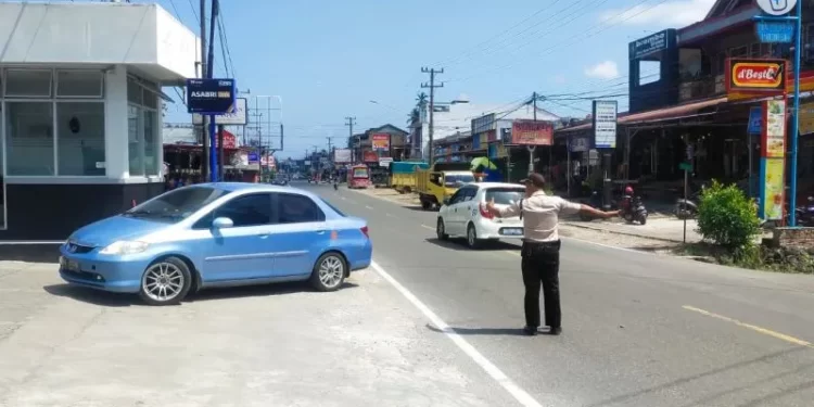Antisipasi Kemacetan, Satpam Bank BRI Sigap Atur Lalin