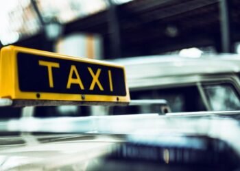 Tak Hiraukan Sekuriti, Sopir Taksi Nyungsep ke Kolam Renang