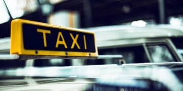 Tak Hiraukan Sekuriti, Sopir Taksi Nyungsep ke Kolam Renang