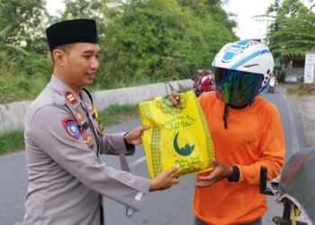 Polres Kendal dan Satpam Bagikan Takjil dan Sembako ke Masyarakat