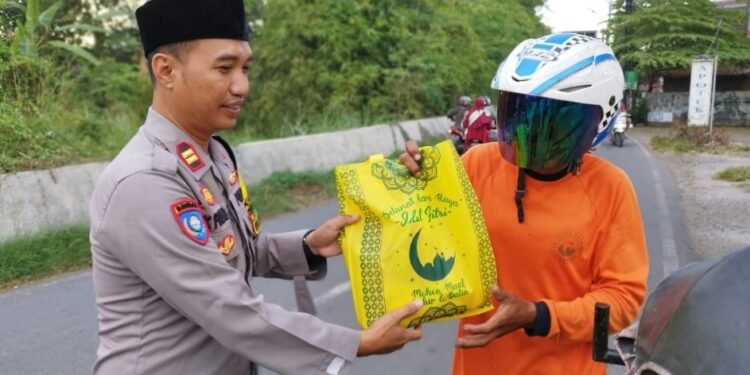 Polres Kendal dan Satpam Bagikan Takjil dan Sembako ke Masyarakat