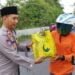Polres Kendal dan Satpam Bagikan Takjil dan Sembako ke Masyarakat