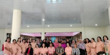 Satpam Terima Sembako dari Dharma Wanita Persatuan