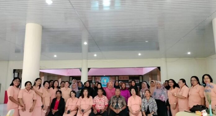 Satpam Terima Sembako dari Dharma Wanita Persatuan