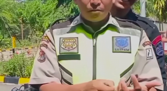 Bikin Terharu! Sang Anak yang Jadi Brimob Bertemu Sang Ayah Berprofesi Satpam